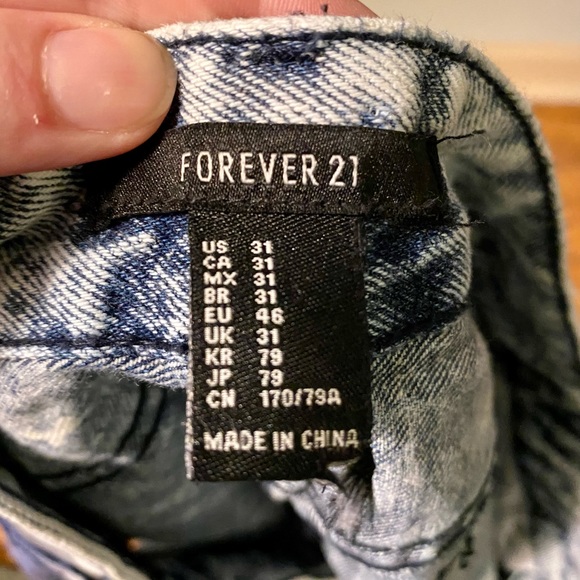 New with tags, high waisted light wash jean shorts. - Picture 4 of 10